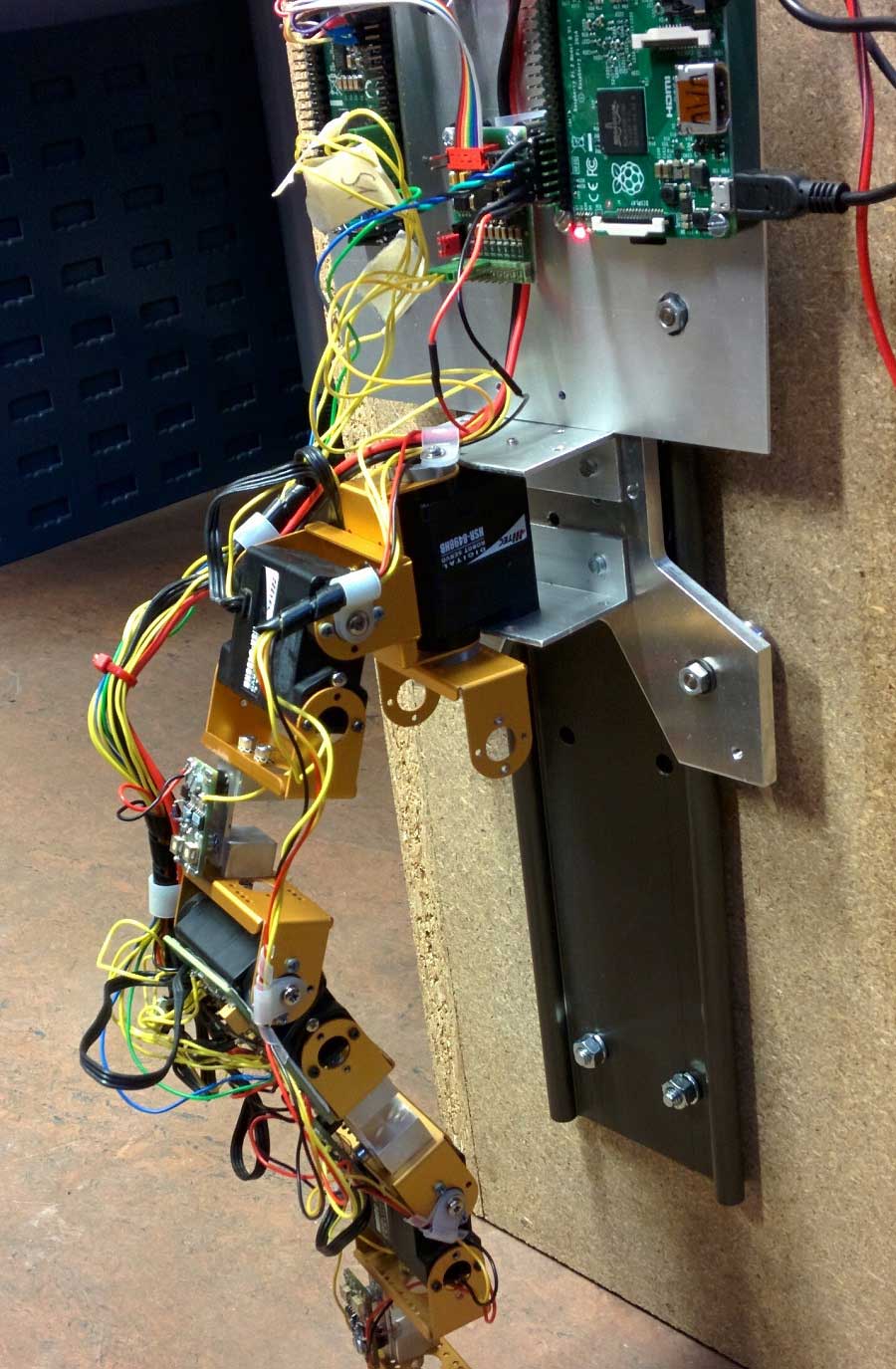Roboterbeins TOM-3 mit Raspberry Pi, FPGA und Servos